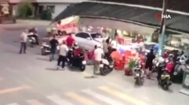 Davetsiz misafir! Lüks otomobil kahvehaneye daldı. Facianın eşiğinden dönüldü - Resim: 12